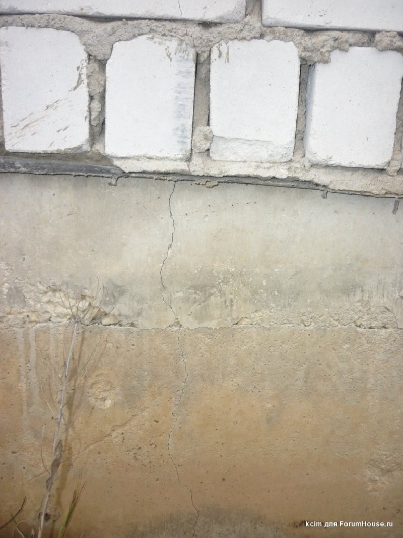 Фото 3. Трещины в уровне цоколя жилого дома