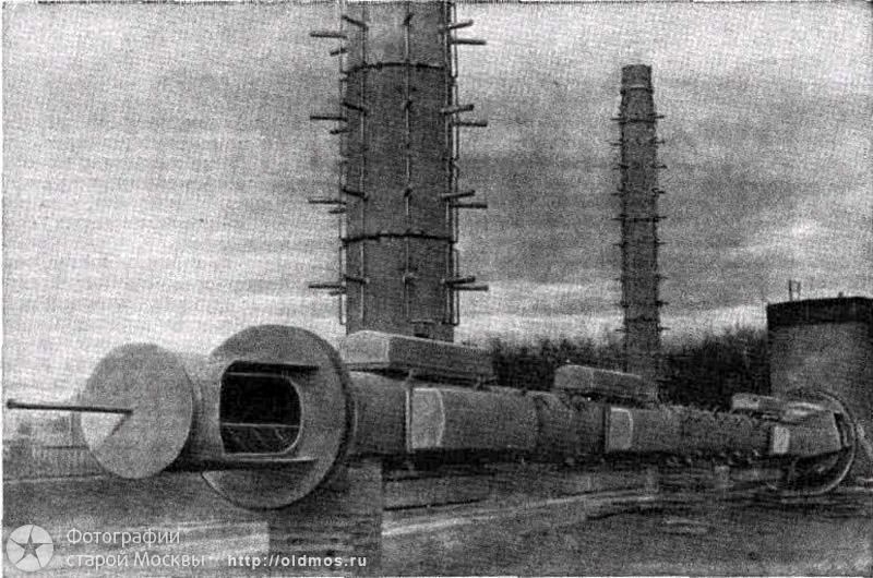 На отдельной площадке гусеничным краном СКГ-100 (грузоподъемностью 100 тонн) собирались секции метал