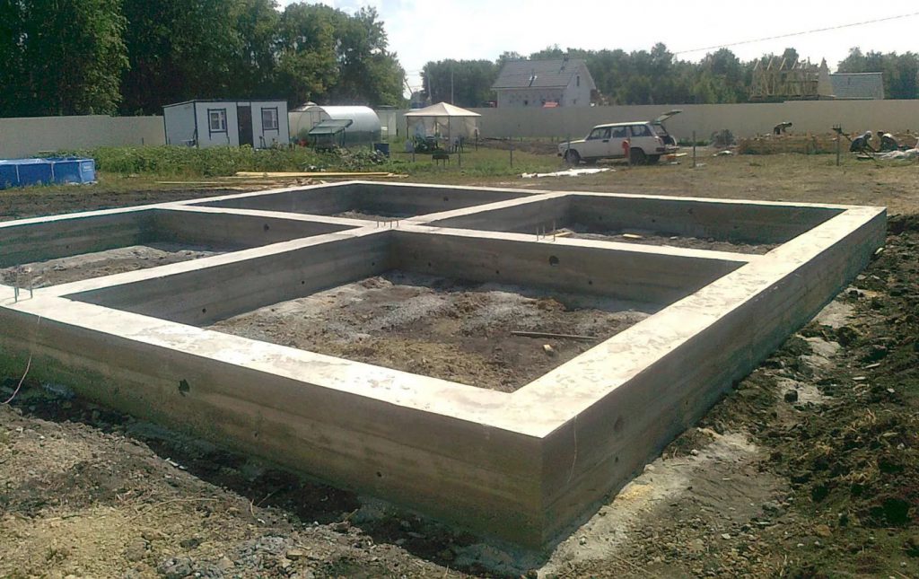 Строительство каркасного дома начинается с постройки ленточного фундамента на фото. 