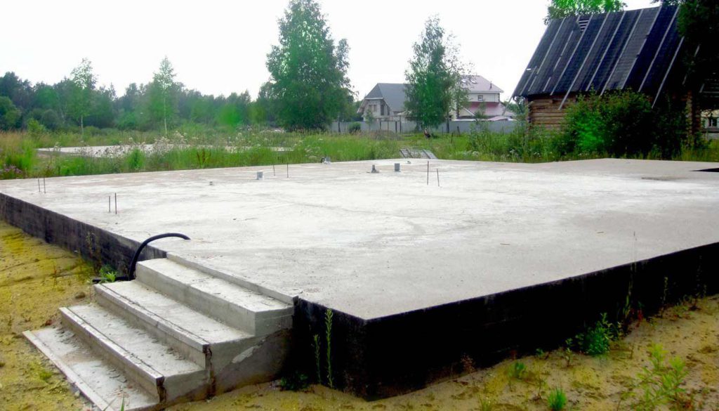Монолитный фундамент делается монолитной плитой для строительства любого каркасного дома на фото.