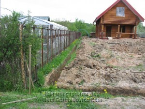 Начинаем копать траншеи для фундамента забора