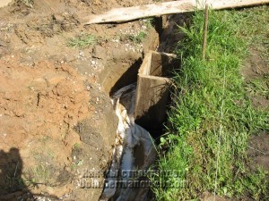 Дренаж обходит места установки столбов