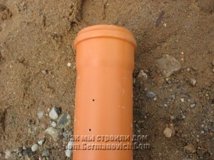 Труба с отверстиями для отвода воды из дренажной траншеи