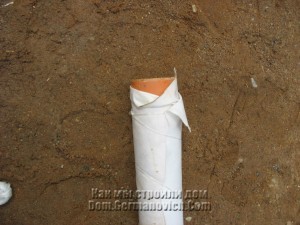 Самодельная дренажная труба заворачивается в геотекстиль