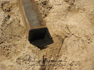 Верхушки столбов закрыты пластиковыми крышками