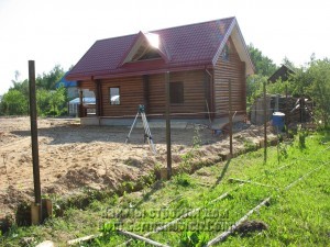 Столбы забора в дальнем конце участка