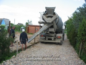 Бетон в траншею лили прямо из авто-миксера