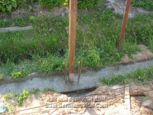 Нижний пояс фундамента залит до уровня грунта