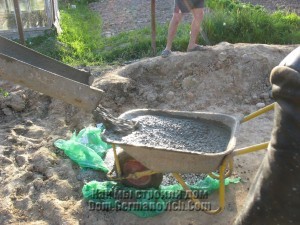 Траншею за домом пришлось заливать, подвозя бетон в тачках