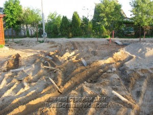 По участку поездил авто-миксер с бетоном