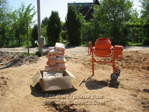 Бетономешалка и цемент для заливки верхнего пояса фундамента