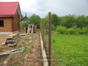 Фундамент забора в дальнем конце участка