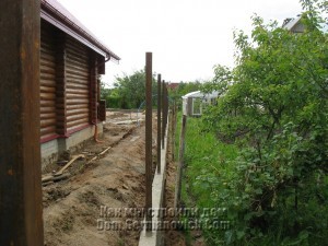 Фундамент забора за домом