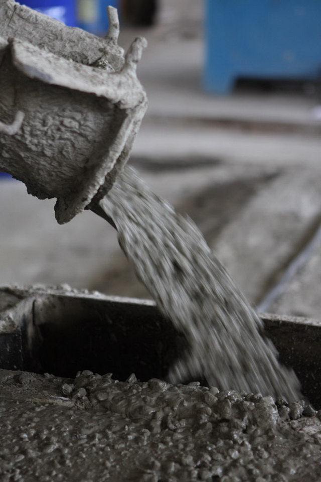 Бетононасос позволяет заливать каждую сваю по отдельности, выдавливая бетоном воду из скважины. Потом и ростверк заливается этим же бетононасосом.