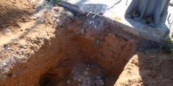 Шурф откопан под фундамент несущей колонны металлического каркаса