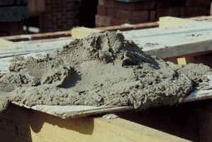 Замешивание бетона для фундамента