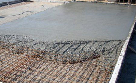 Фото: Заливка бетонной смеси по каркасу из арматуры