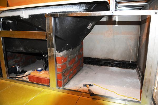 Установка чугунной ванны на кирпичи