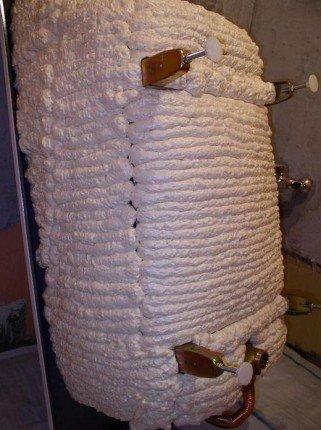 Обработка днища монтажной пеной