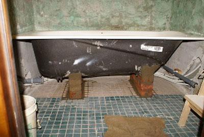 Установка ванны на кирпичи