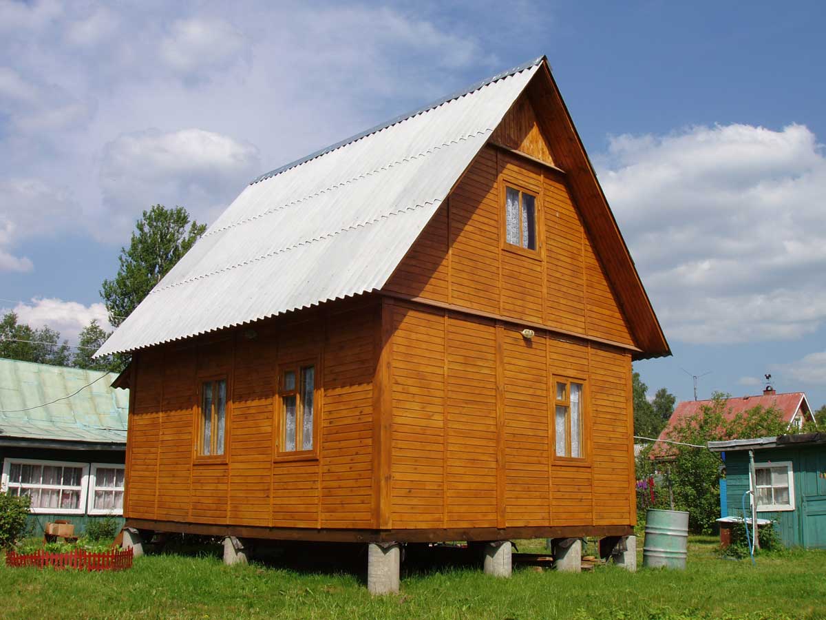 Дом из бруса на железобетонных сваях