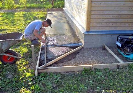 Бетонирование отмостки