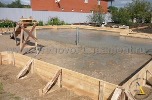 Заливка бетона под монолитную плиту