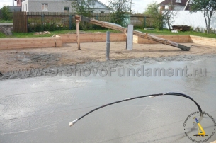 Заливка бетона в монолитную плиту с помощью миксера