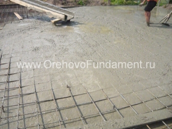 Заливка плитного фундамента бетонной смесью