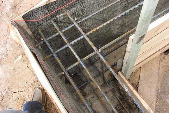 вид опалубки для ленточного фундамента перед заливкой бетона
