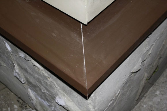 зазоры между стеной и отливом заполняют герметиком