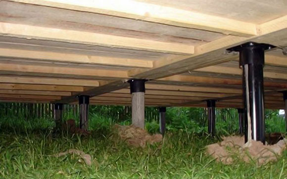 Фундамент на стальных сваях с деревянным ростверком