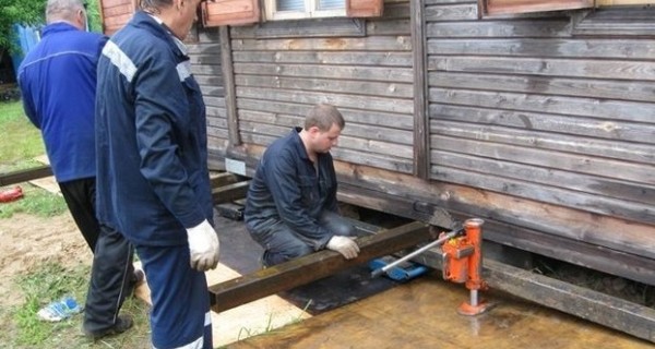 Как приподнять фундамент деревянного дома при ремонте
