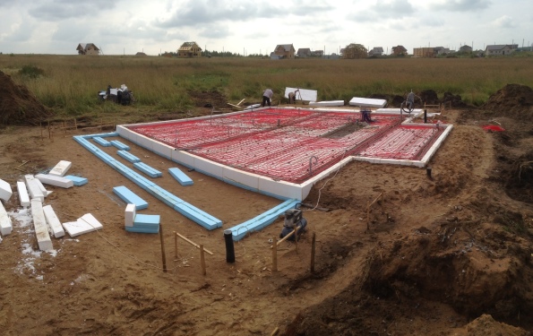 УШП перед заливкой бетоном, с разведенными трубами теплого пола