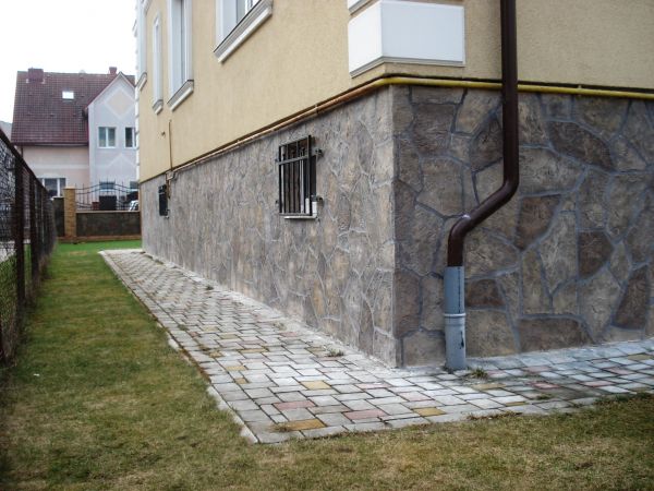 Штампованный бетон неплохо имитирует натуральные материалы.