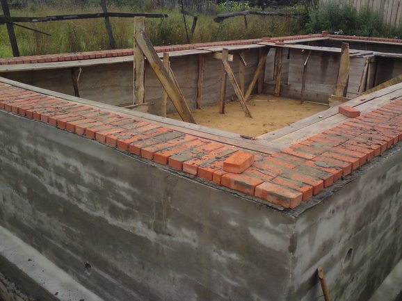 Цоколь дома из тяжелого бетона фото