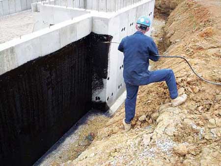 Нанесение битумной гидроизоляции с помощью распылителя