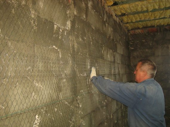 Перед проведением штукатурных работ на стены необходимо закрепить армирующую сетку.