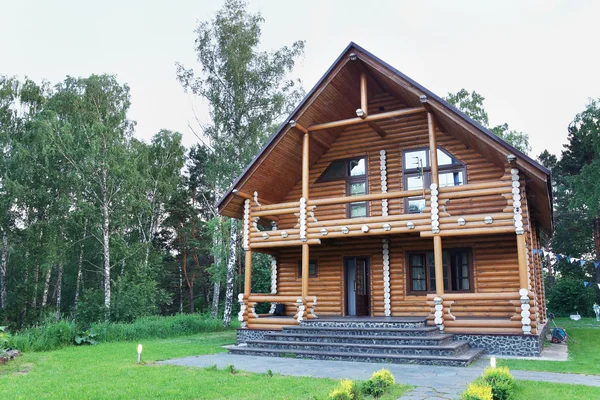 Большой современный деревянный дом из оцилиндрованного бревна Стоковое Изображение