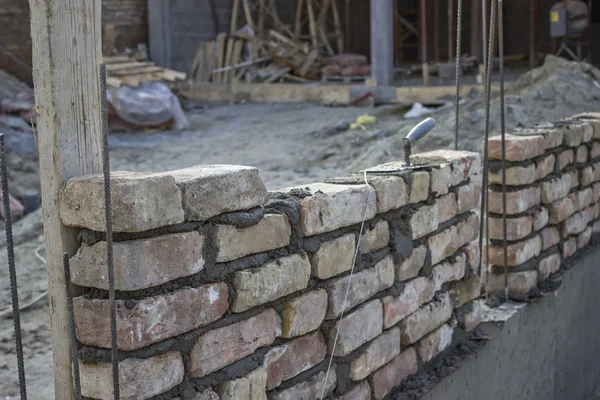 Новый фонд кирпича стены, строительство и строительные концепции — стоковое изображение Новый фонд кирпича стены, строительство и строительные концепции Лицензионные Стоковые Фото