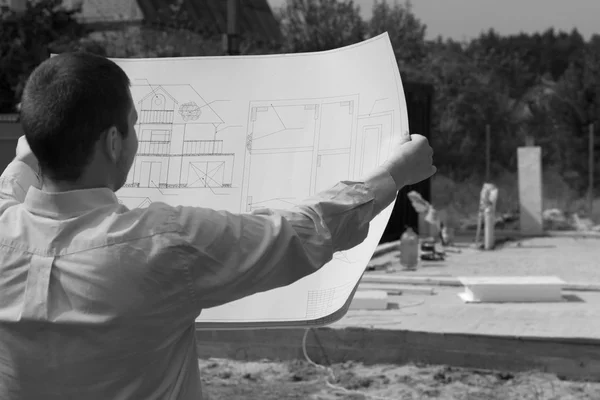 Архитектор, проверяющий прогресс нового, строит — стоковое изображение Архитектор, проверяющий прогресс нового, строит Стоковая Картинка