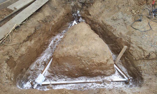 Обычная поваренная соль существенно снижает сопротивление контура, но, увы, активизирует коррозию металла