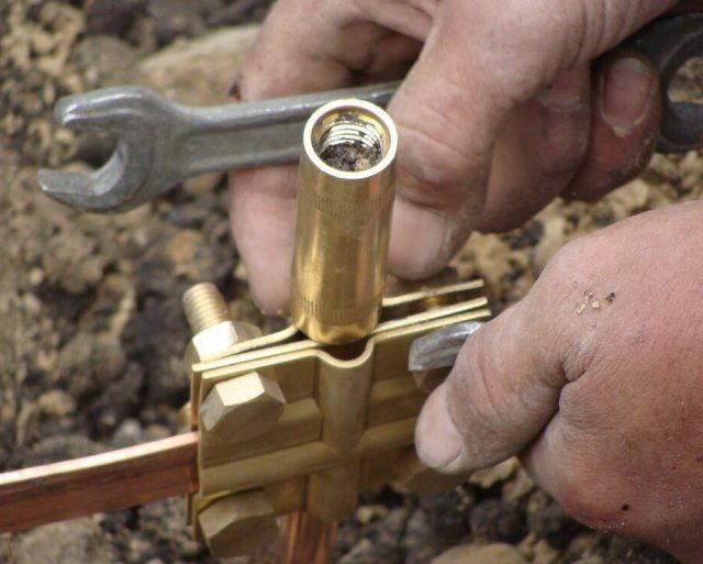 В такой контактный зажим могут быть вставлены или металлическая шина, или провод заземления