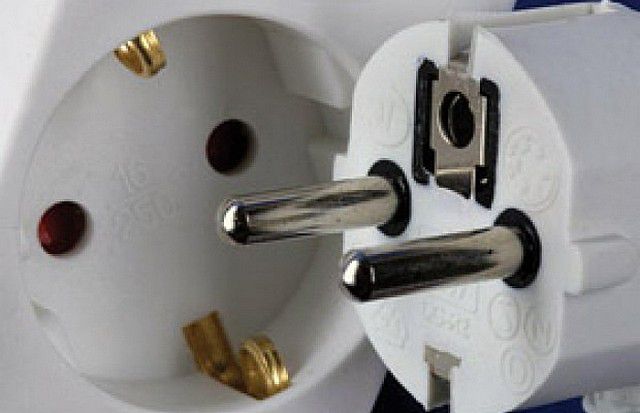 Вилка и розетка с заземляющим контактом