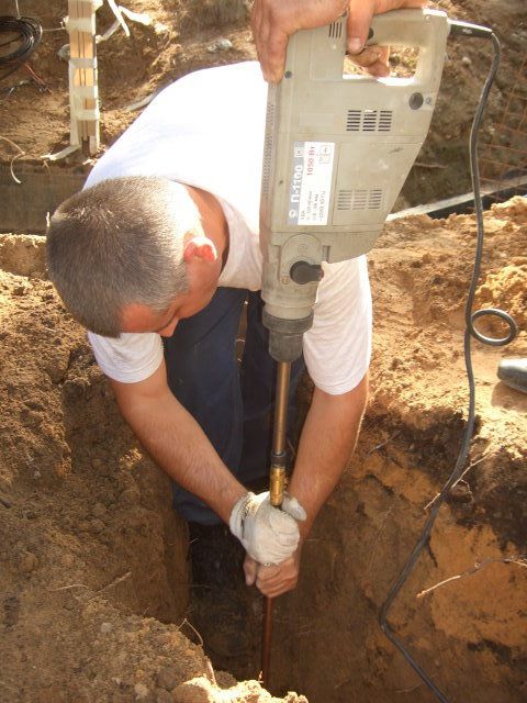 Забивание электрода с помощью перфоратора