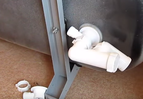 Крепление сифона к ванне