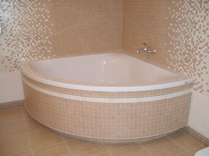 Пример ванны, установленной на кирпичи, с отделкой плиткой