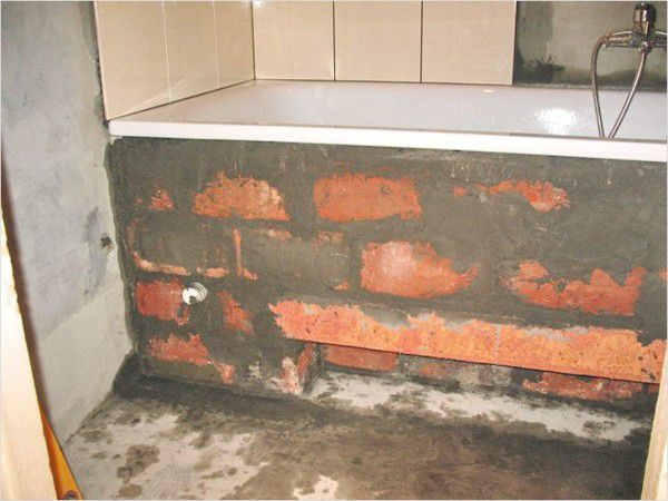 Пример установки акриловой ванный на кирпич