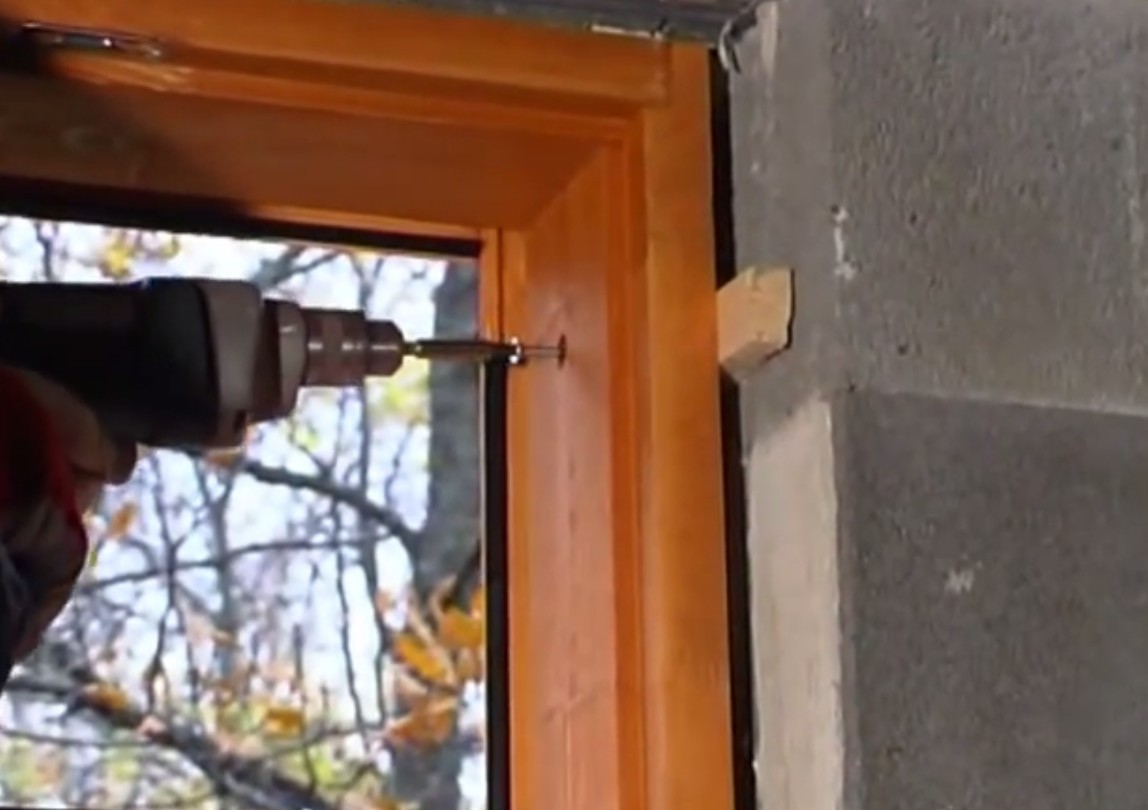 Сквозное крепление деревянного окна